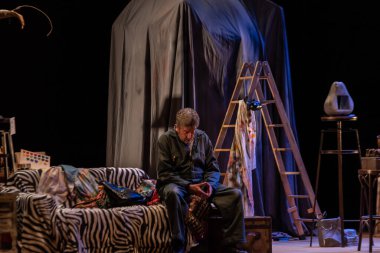 Cangas, Pontevedra, İspanya. 15 Nisan 2023 'te tiyatro şirketi Teatro do Noroeste' den aktör Miguel Pernas 'ın Gloria Nacional oyununun bir sahnesinde.