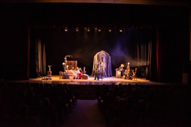 Cangas, Pontevedra, İspanya. Nisan, 15, 2023. Gloria Nacional oyununun bir sahnesinde, oyuncular Manuela Varela ve Miguel Pernas ile birlikte sahnelenen sahnenin genel görünümü.
