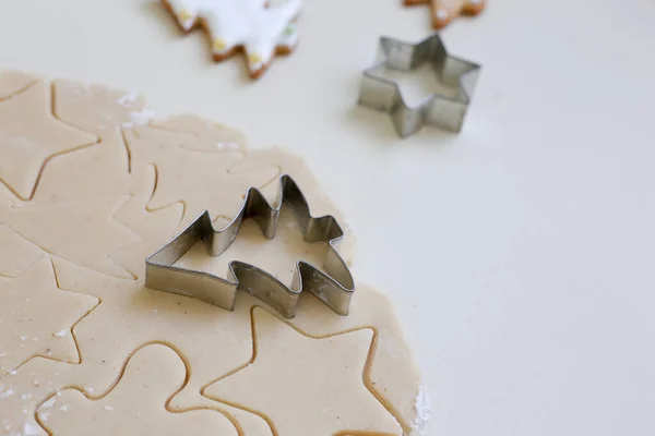 圣诞饼干切割机 圣诞饼干模子和姜饼面团 — 图库照片