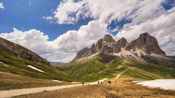 Hikers Mountains Beautiful Scenic Landscape Alps Passo San Pellegrino North — Stok fotoğraf