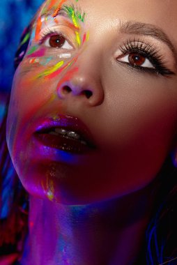 Parlak boyalı neon ışıklı bir kız.