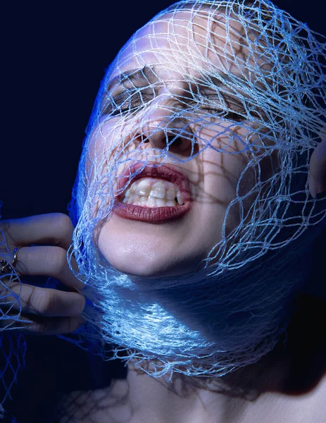 Κοντινό Πλάνο Πορτραίτο Μιας Γυναίκας Μπλε Φως Κεφάλι Είναι Τυλιγμένο — Φωτογραφία Αρχείου