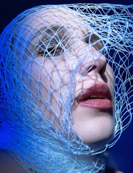 Κοντινό Πλάνο Πορτραίτο Μιας Γυναίκας Μπλε Φως Κεφάλι Είναι Τυλιγμένο — Φωτογραφία Αρχείου