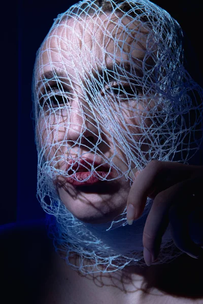 Ένα Κορίτσι Τυλιγμένο Ένα Δίχτυ Στο Μπλε Φως Κρύβει Πρόσωπό — Φωτογραφία Αρχείου