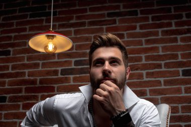 Tarz sahibi bir Arap otururken iş görüşmesi yapıyor.