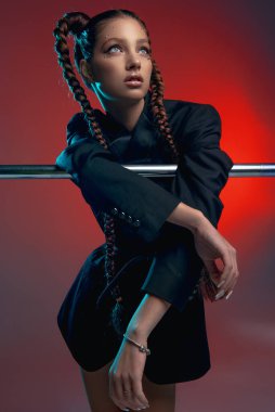 Portre, örgülü kız, güzel büyüleyici kadın, neon ışıklı.