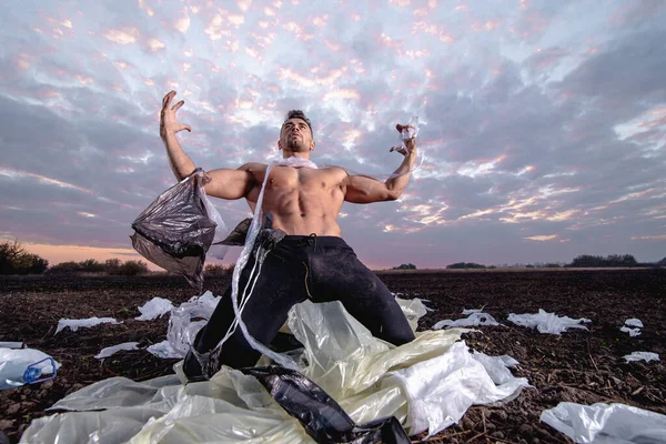 Молодий Чоловік Спортивною Фігурою Загорнутий Пластик Землі — стокове фото