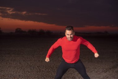 Plastiğe sarılı spor adamı.