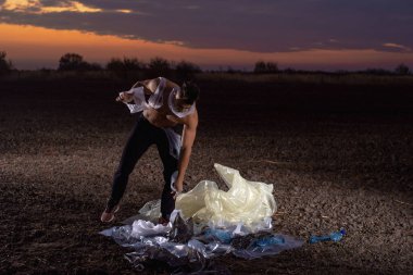 Plastiğe sarılı spor adamı.