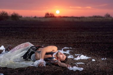 Plastiğe sarılmış spor figürlü genç bir adam. 