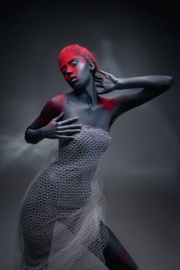 Modern sanat, kırmızı paili genç bir kadının Neon yakın plan portresi.