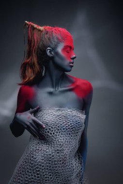 Modern sanat, kırmızı paili genç bir kadının Neon yakın plan portresi.