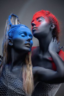 Modern sanat, kırmızı ve mavi saçlı genç kadınların Neon yakın plan portresi.