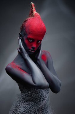 Modern sanat, kırmızı paili genç bir kadının Neon yakın plan portresi.