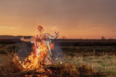 Yanmış kıyafetlerle ağlayan genç adam Tanrı 'dan yardım, savaş, ev yıkım, insani hayal kırıklığı diliyor.