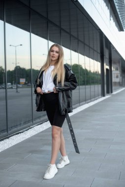 Deri ceketli ve siyah gözlüklü güzel bir kız.