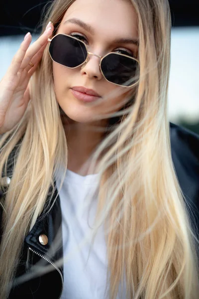 Egy Gyönyörű Lány Bőrdzsekiben Fekete Szemüvegben Közel — Stock Fotó