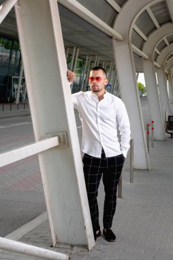 Yakışıklı bir adam. Pembe gözlüklü Stan.