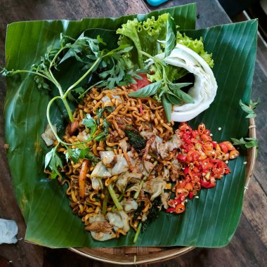 Taze sebzeli Java usulü kızarmış şehriye ve bir sürü acı biber.