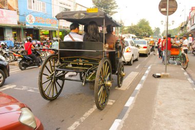 23 Temmuz 2018 'de Malioboro Caddesi' nden geçen geleneksel arabalar.