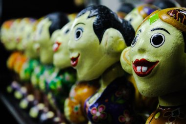 Geleneksel Cava kıyafetleri giymiş minyatür bir heykel.