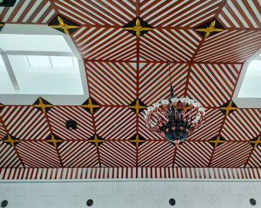 Büyüleyici dekoratif ışıkları olan alternatif tavan mimarisi