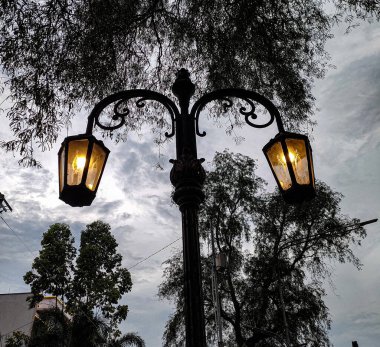 siluetli şehir ışıkları ya da bahçe ışıkları