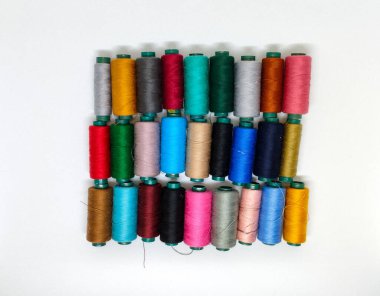 Renkli görünmesi için düzenlenmiş birkaç iplik makarası