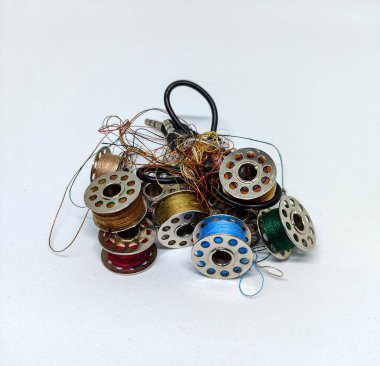 bobbin ya da metal dikiş makinesi dağınık çünkü iplikler birbirine dolanmış