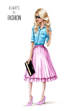 Güneş gözlüklü güzel, moda sarısı saçlı kadın. Etekli şık bir kız. Ayakta duran güzel bir kadın. Moda bakışı.