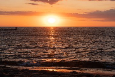 Denizin üzerinde gün batımı