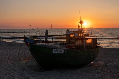 Gün batımında balıkçı teknesi