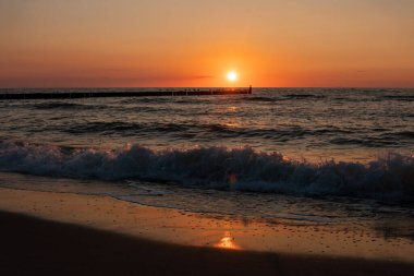günbatımı üzerinde deniz dalgaları ile