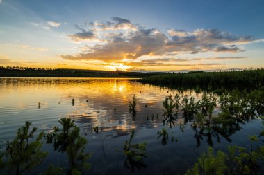 Gölde gün batımı