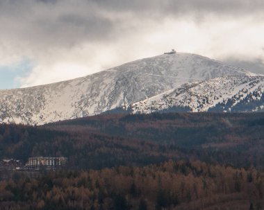 Kış dağları manzarası. Karpat Dağları. Ukrayna, Avrupa.