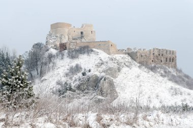 Polonya 'daki Rabsztyn antik kalesi