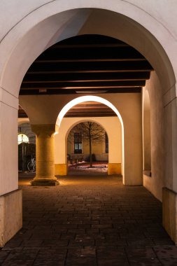 Bir gecede kemerli ve kemerli tahta bir merdivenin dikey görüntüsü.