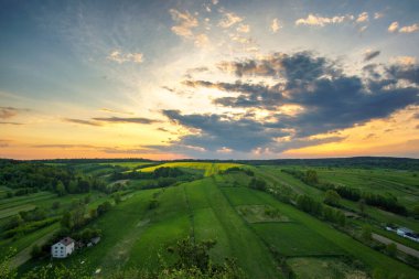 Yeşil alanlar üzerinde günbatımı
