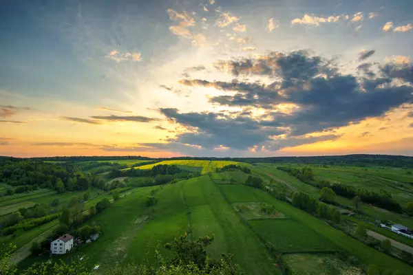 Yeşil alanlar üzerinde günbatımı