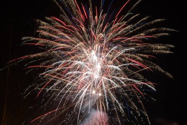 Gece gökyüzünde havai fişekler