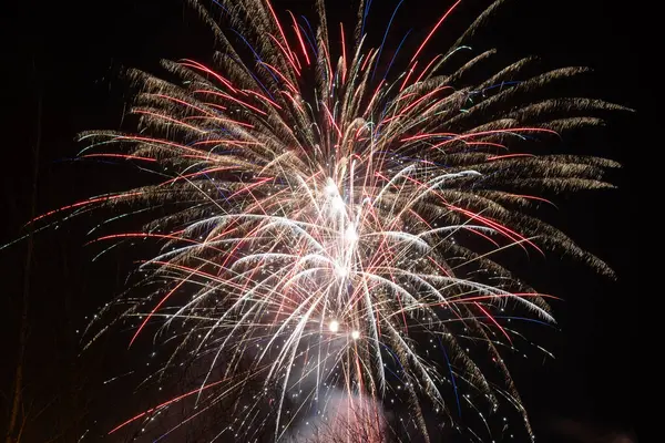 Gece gökyüzünde havai fişekler