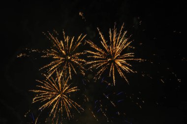 Gece gökyüzünde havai fişekler
