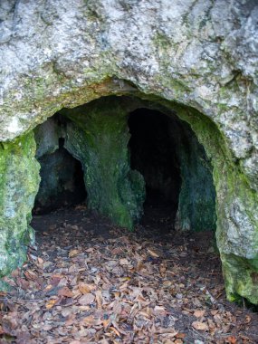 Dağlarda taş mağarası, Krakw-Czstochowa Jura - Strzegowa 'daki parlak mağara