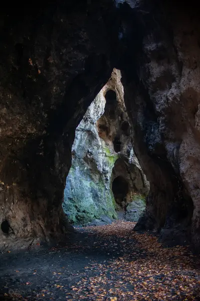 Dağlarda taş mağarası, Krakw-Czstochowa Jura - Strzegowa 'daki parlak mağara