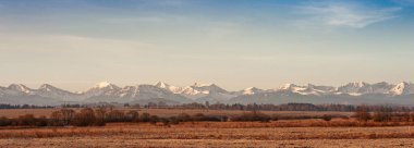 Bir dağ silsilesinin tepesinden panoramik manzara ve sabah Tatra dağlarında küçük bir köy. Slovakya