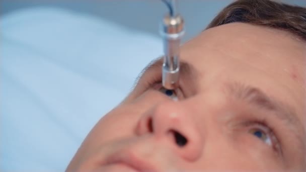 Oftalmologi Specialist Undersöker Ögonkontroll För Vuxna Man Med Hjälp Medicinsk — Stockvideo