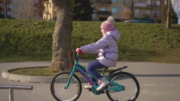 Rowerzystka Parku Prowadzi Aktywny Tryb Życia Świeżym Powietrzu Dzieciak Marzy — Wideo stockowe
