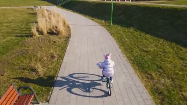 公园里的女自行车手在户外过着积极的生活 孩子们梦想着骑自行车旅行 孩子们骑自行车从空中观看 快乐的童年 户外游乐场的运动 — 图库视频影像
