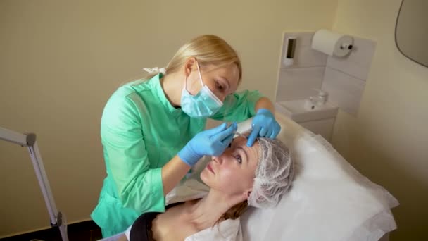 Kosmetologe Arzt Macht Mehrere Injektionen Biorevitalisierung Mit Hyaluronsäure Der Gesichtshaut — Stockvideo