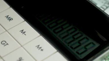 Macro, hesap makinesini ve dolar banknotlarını kapat. Finansal ve para tasarrufu kavramı. Yoksulluk tasarruf parası ya da bütçe ve işsizlik kavramı. Hesap makinesi ofis masasında.